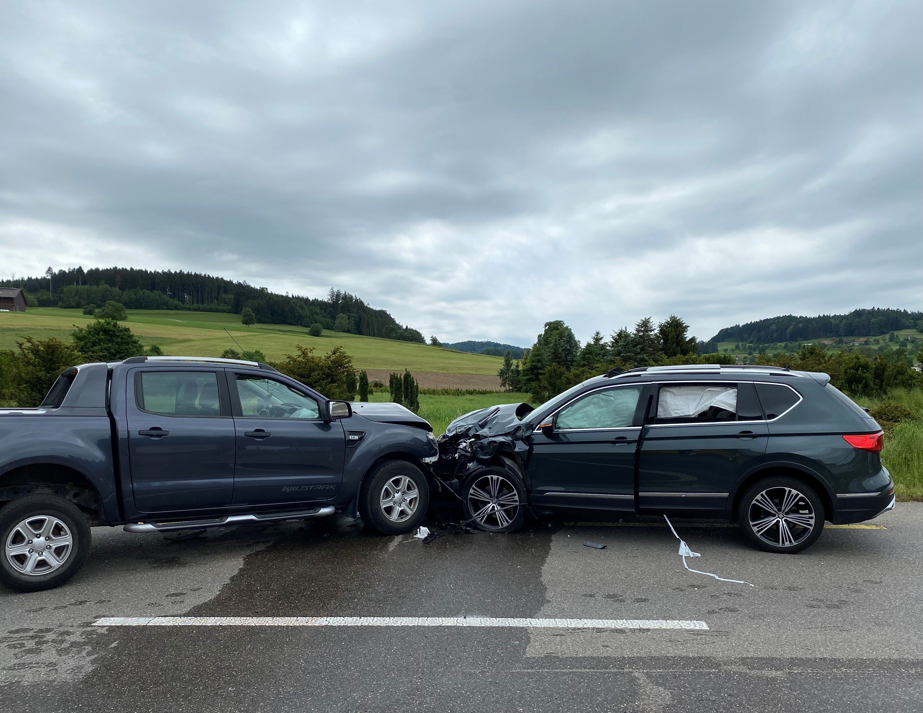 Busswil Frontalkollision Lieferwagen Auto schwer verletzt
