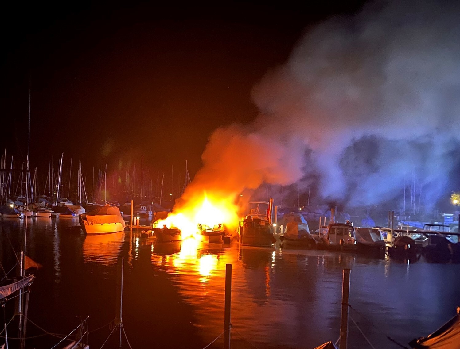 Brand zwei Motorboote zwei Personen leicht verletzt  Branursache unbekannt Romanshorn
