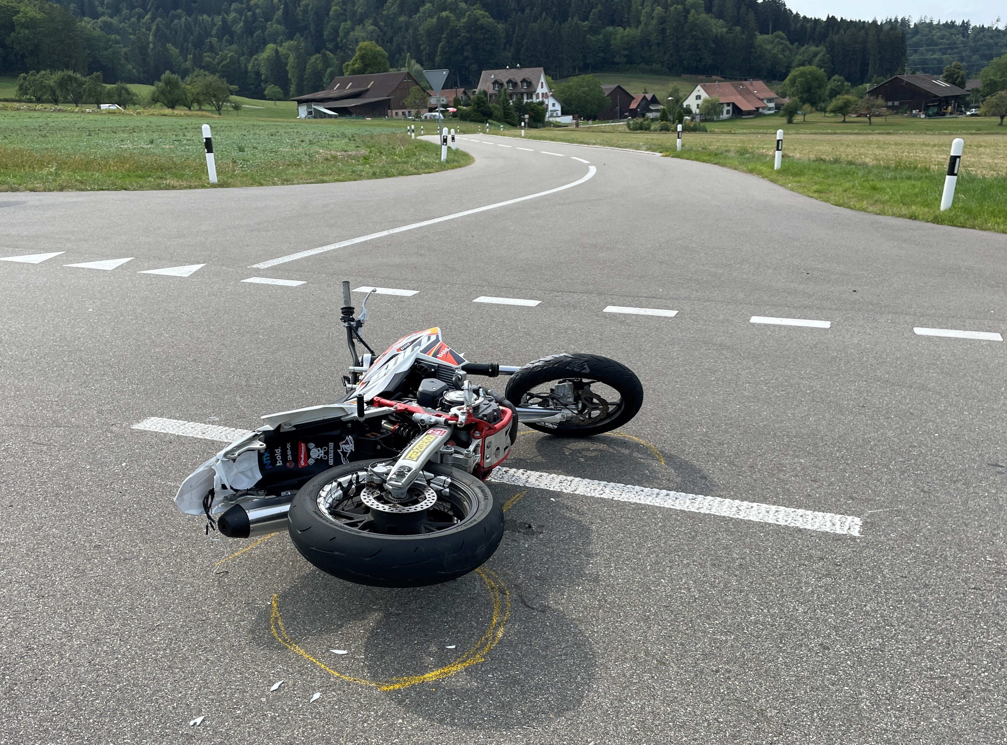 Ettenhausen Unfall Auto Motorrad leicht verletzt
