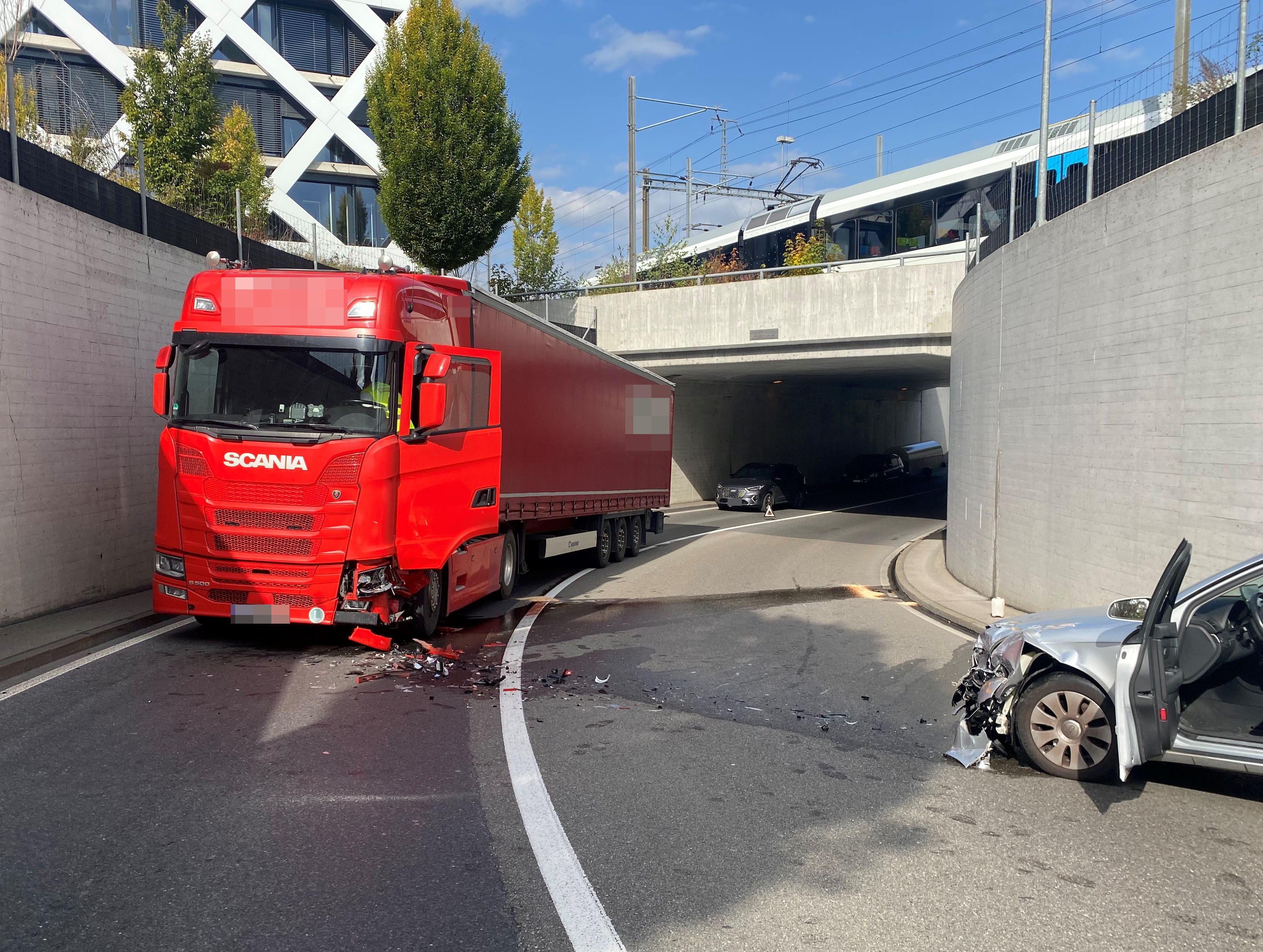 Kreuzlingen Verkehrsunfall Sattelmotorfahrzeug Auto leicht verletzt