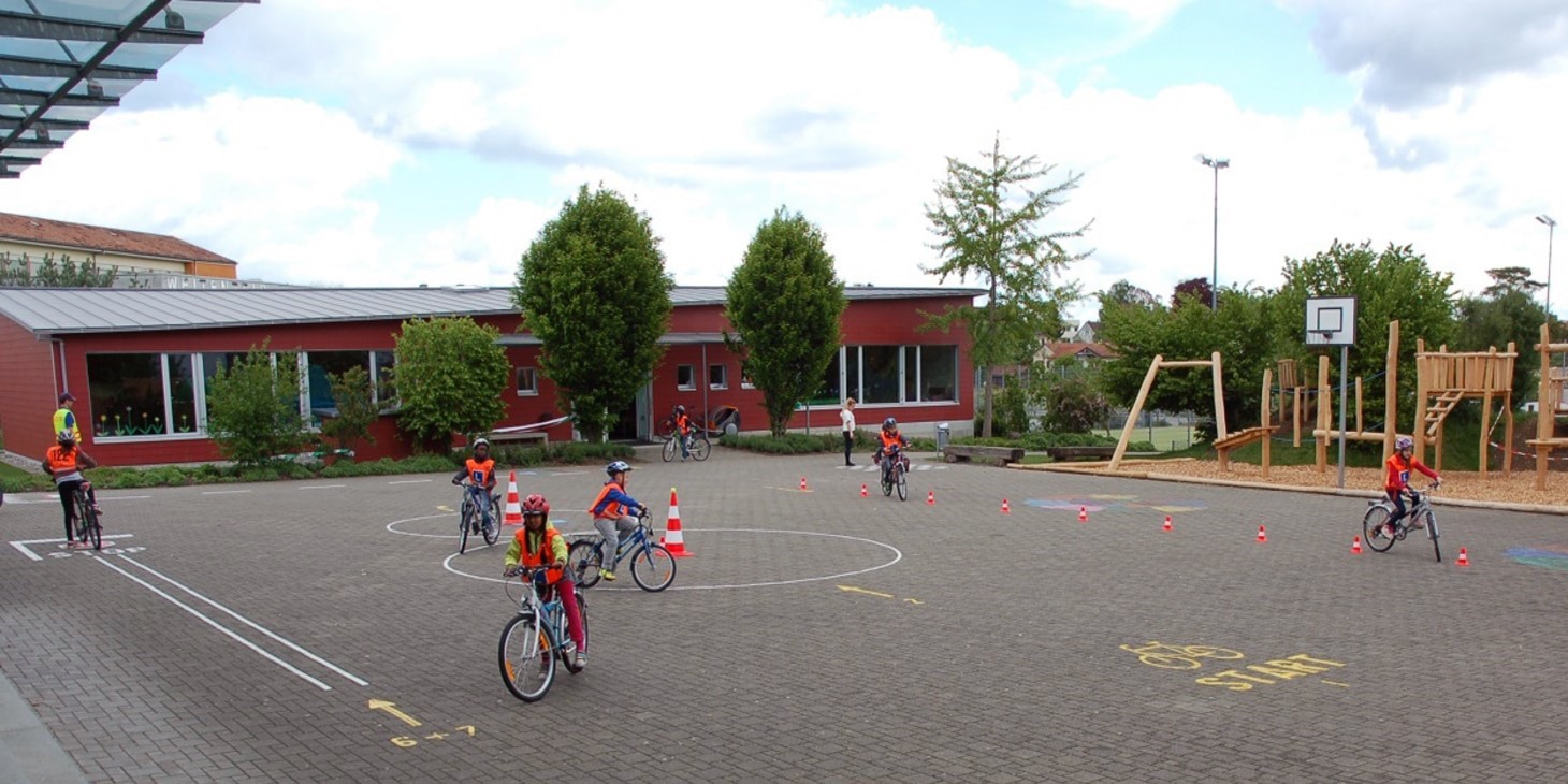 Bild Veloparcours, auf dem Schüler Velofahren üben