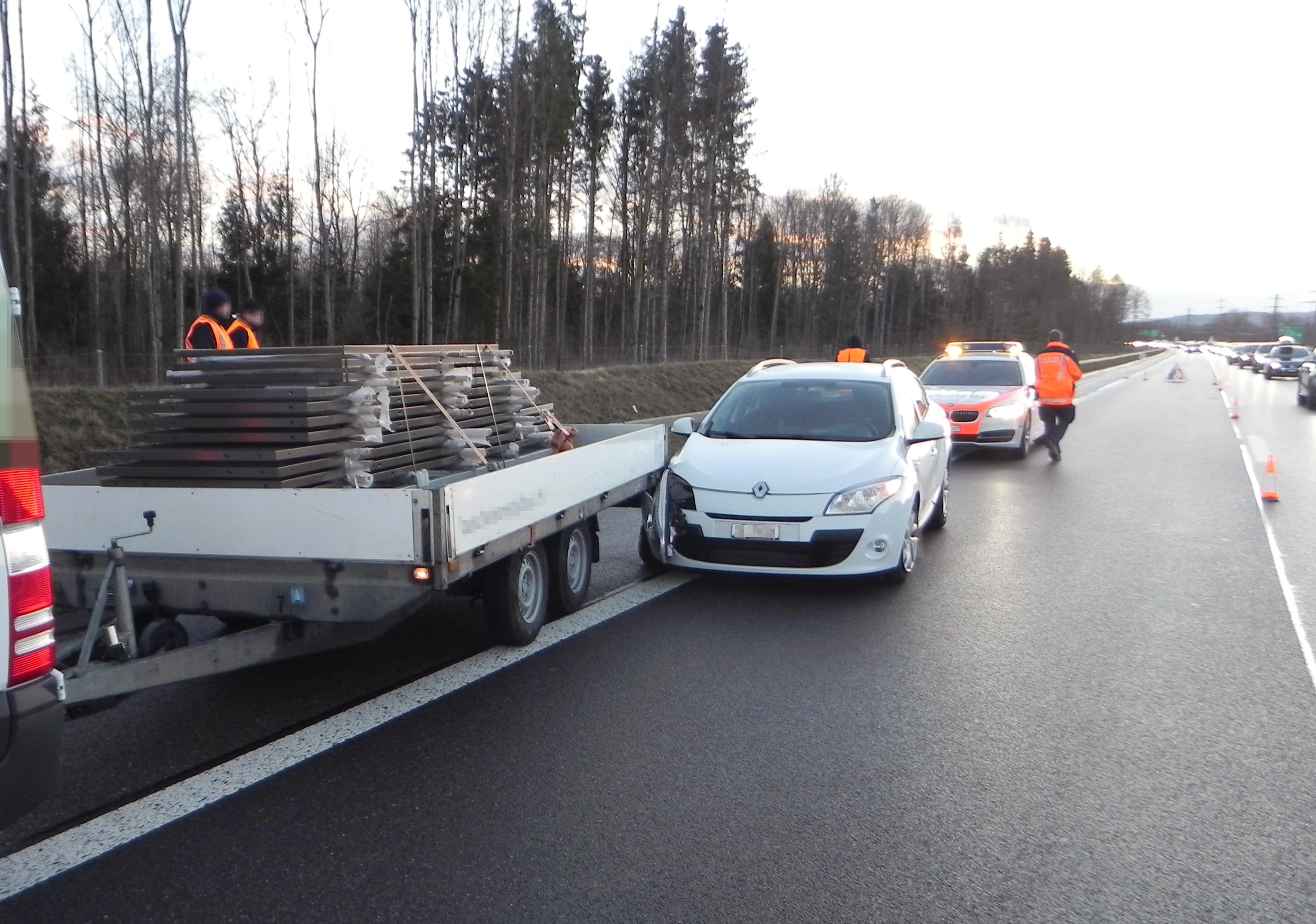 Auffahrunfall Autobahn A7, Personenwagen fuhr auf Anhänger eines Lieferwagens auf.