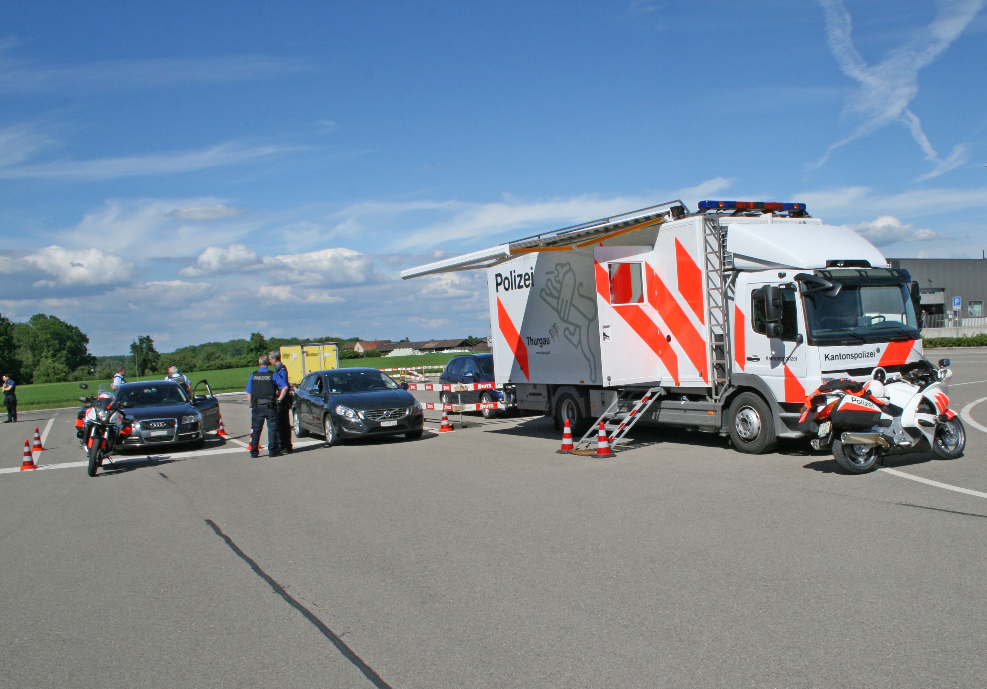 Grosskontrolle der Kantonspolizei Thurgau mit MEZ und Polizeimotorrad sowie eingerichteter Kontrollstelle.