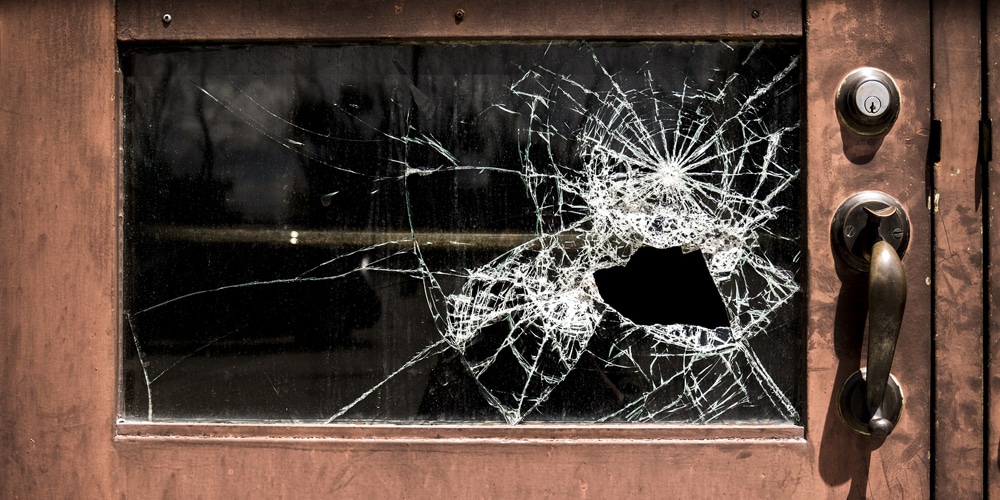Bild von einem eingeschlagenen Fenster