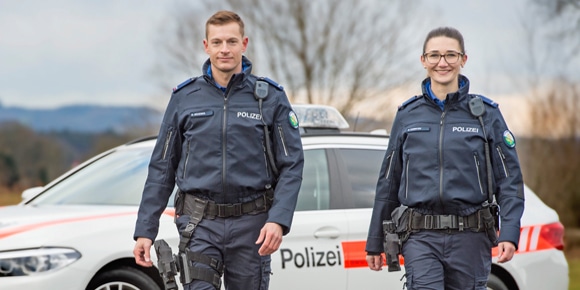 Polizistin und Polizist auf Fusspatrouille